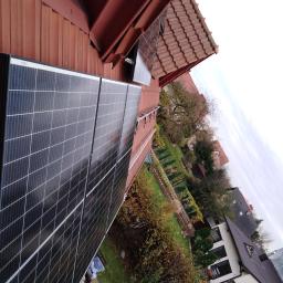 Montaż paneli PV na dachu budynku