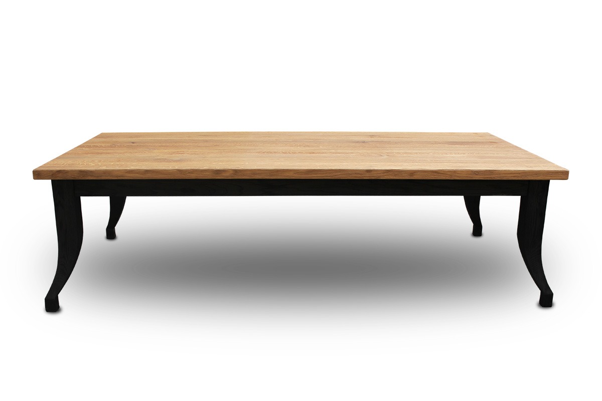 Stół z blatem z jasnego drewna i czarnymi, giętymi nogami, wyeksponowany na białym tle, rzucający cień.