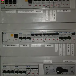 Rozdzielnica elektryczna z wyłącznikami nadprądowymi Eaton, opisana etykietami: Wył. Główny, Wl. Różnicowoprądowy 1, Kurtyny, Gndol, Gnhala, Ośwdol, 3F Biuro, Wl. Różnicowoprądowy 2, Udojnia...