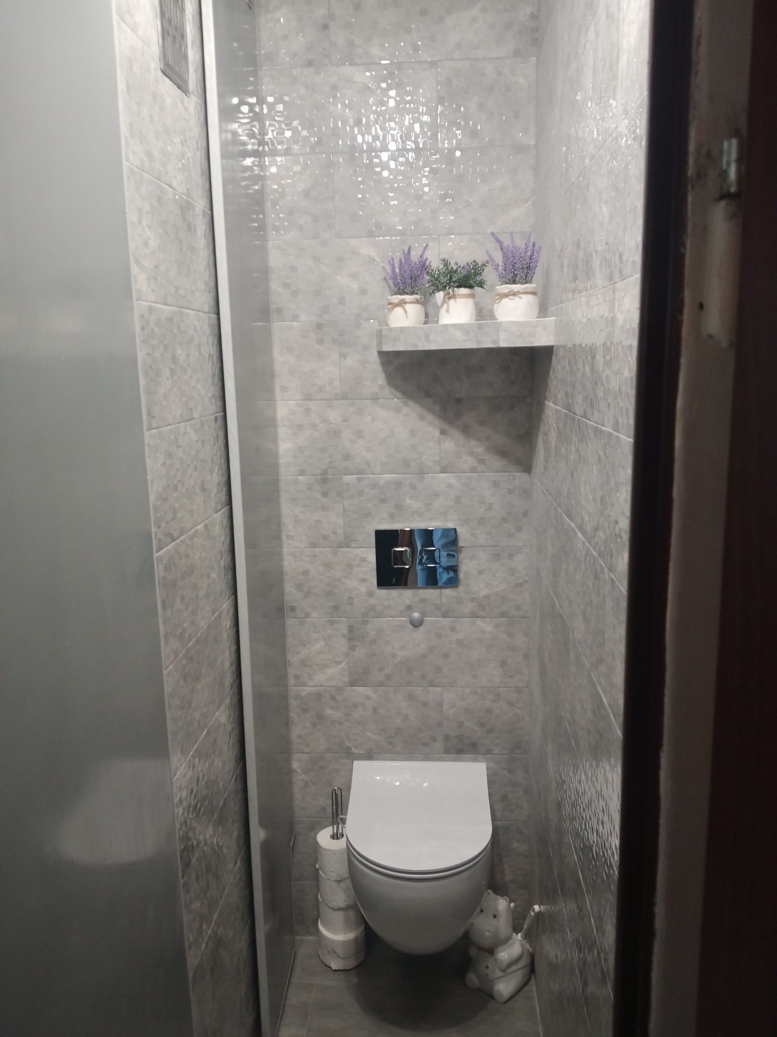 Małe WC - wg projektu Klienta. Wykonano instalację wod-kan, zabudowę szachtów, elektrykę , płytki , drzwi przesuwne