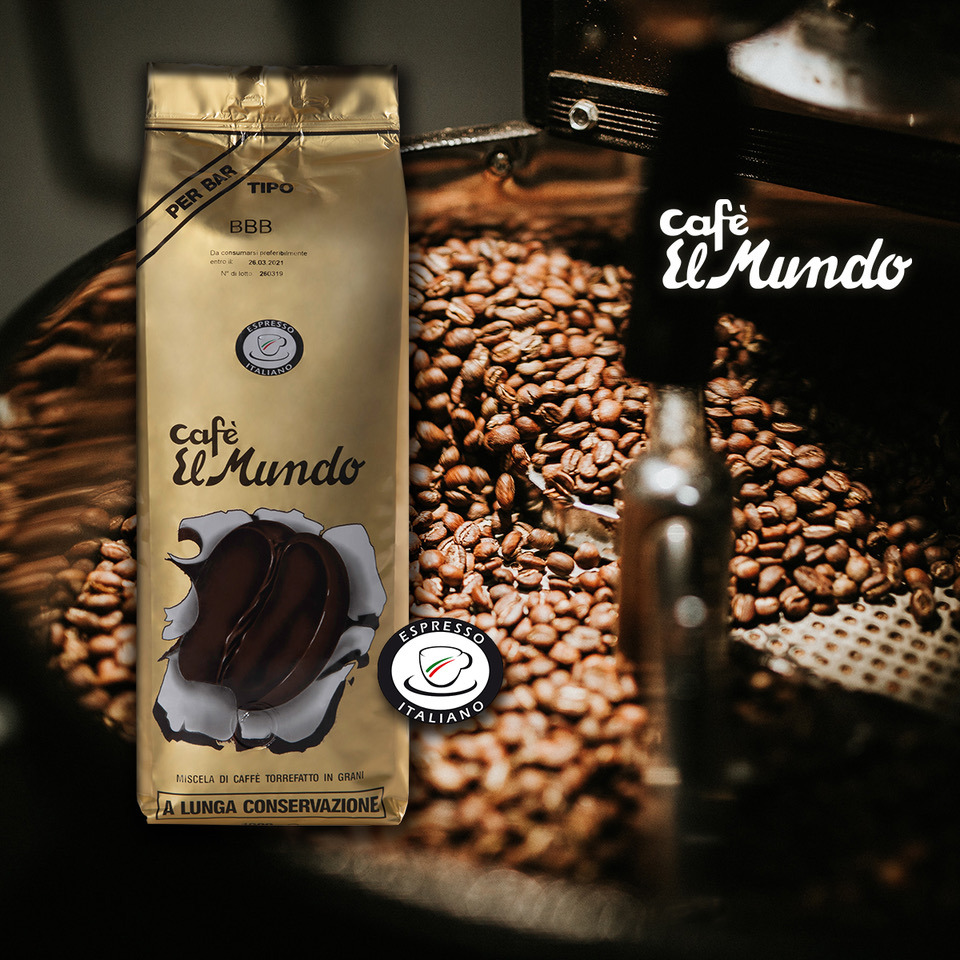 Złota torba kawy Cafe El Mundo z logo Espresso Italiano, umieszczona na tle ziaren kawy w palarni.