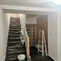 Przygotowanie klatki schodowej do malowania.