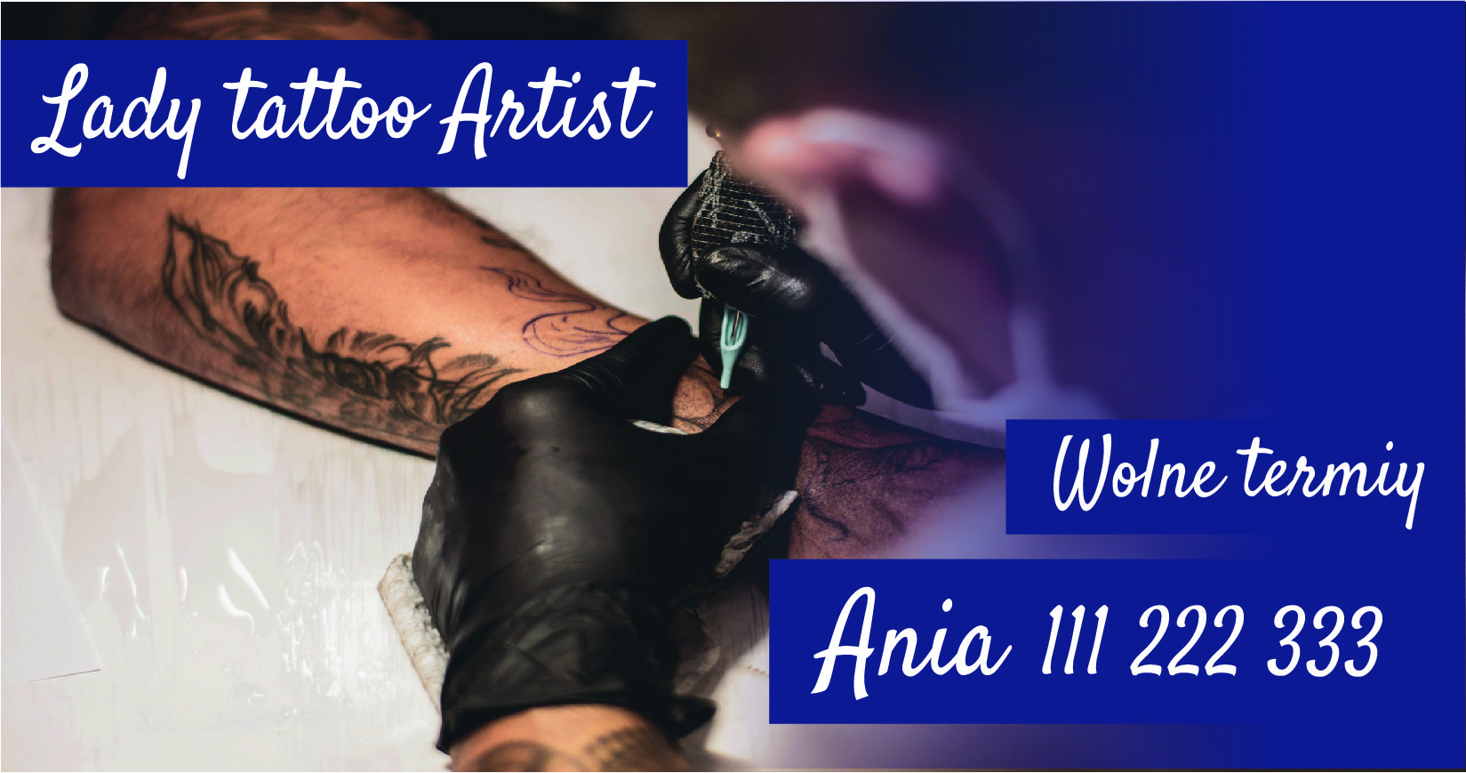 Tatuażysta w czarnych rękawiczkach wykonuje tatuaż na ramieniu klienta, widoczne hasło reklamowe 'Wolne terminy' oraz dane kontaktowe.