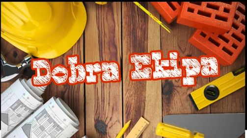 Żółty kask budowlany, zwinięte plany architektoniczne, cegły, poziomica, szpachelka i inne narzędzia na drewnianym tle z napisem 'Dobra Ekipa'.