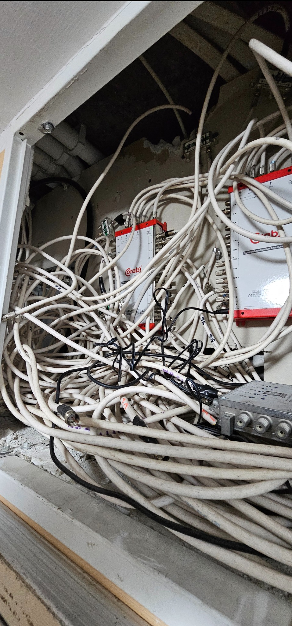 Typowa instalacja w bloku wielorodzinnym. Nikt nic nie wie. Nic nie działa