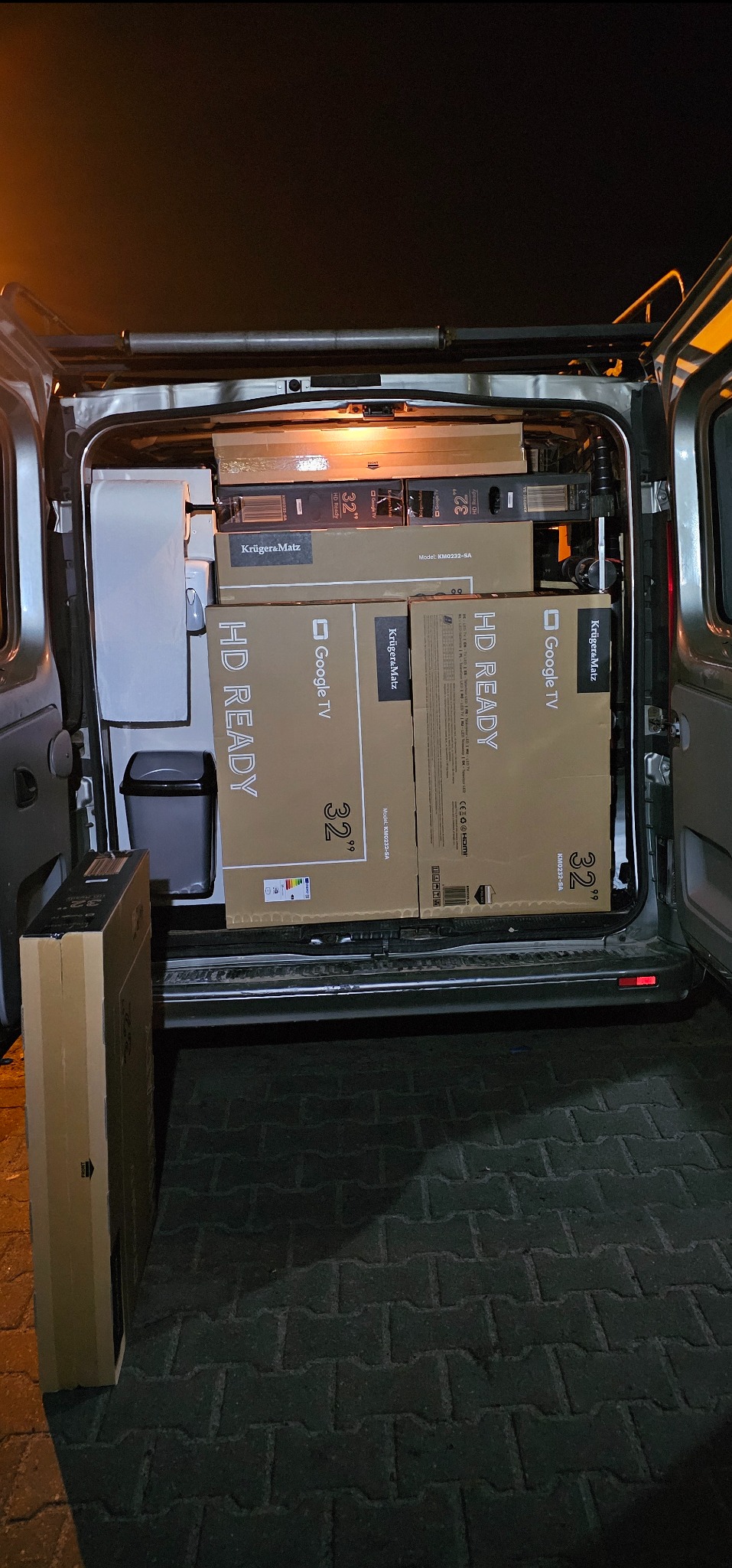 Generalnie na auto zmieszczę 54 telewizory 32' i dwie 55' gdyby ktoś pytał