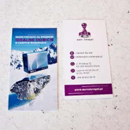 Dwie karty: po lewej ulotka z hasłem 'Nasze pieczątki są wszędzie! Idealne odbicie w każdych warunkach' i zdjęciem pieczątki na tle górskiego krajobrazu, po prawej wizytówka firmy euro-stempel...