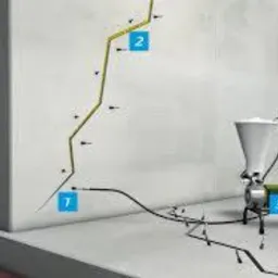 Schemat iniekcji żywicy w pęknięcie ściany fundamentowej, widoczne punkty iniekcyjne oznaczone numerami 1 i 2 oraz pompa iniekcyjna z zielonym silnikiem oznaczona numerem 3.