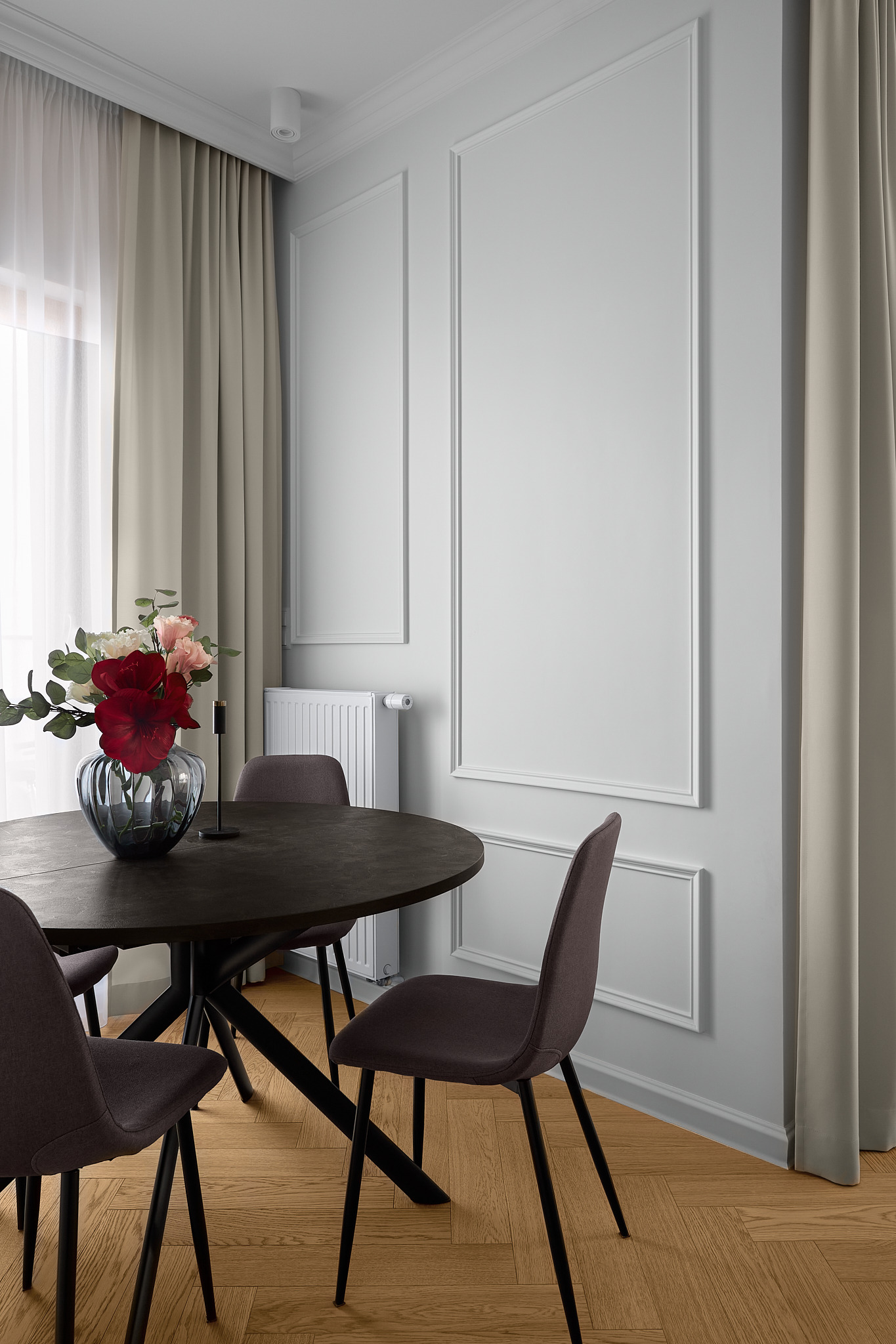 Wnętrza Nieoczywiste - projekt mieszkania w stylu francuskim - jadalnia