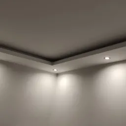 Pomieszczenie po malowaniu z podwieszonym sufitem i oświetleniem punktowym, widok na narożnik ściany i sufitu.