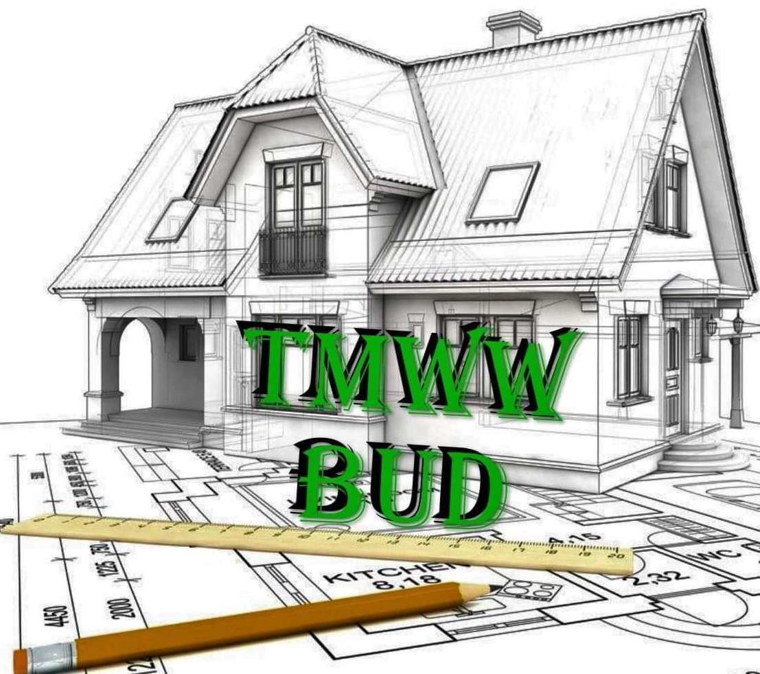 Szkic domu z nałożonym logo firmy TMWW BUD, leżący na planie architektonicznym z ołówkiem i linijką. Wizualizacja projektu budowlanego.