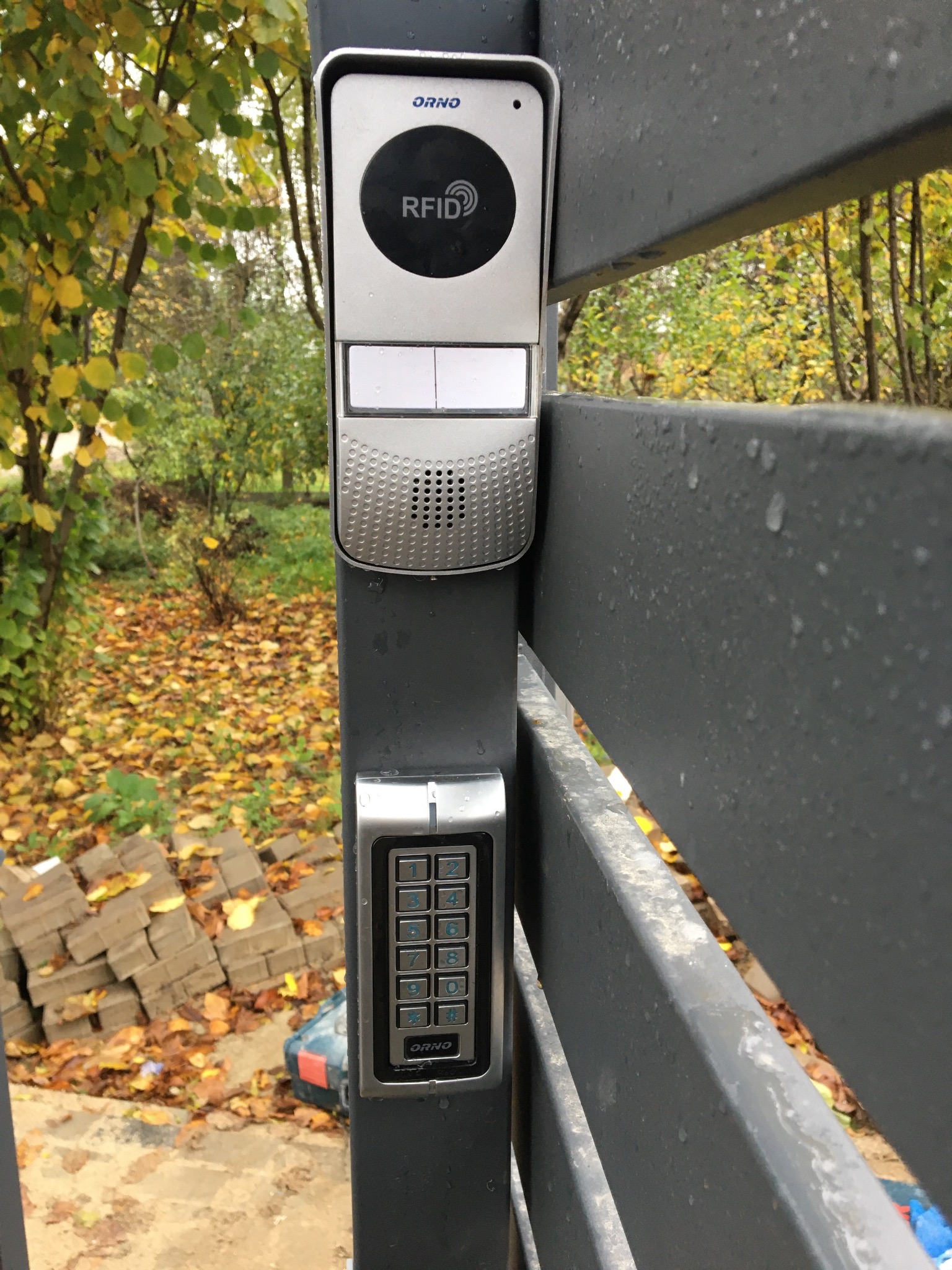 Domofon oraz klawiatura z kodem otwarcia bramki i bramy