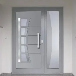 Szare wejściowe drzwi z bocznym panelem szklanym i nowoczesnym wzorem przeszkleń po lewej stronie, z prostokątnym srebrnym uchwytem.