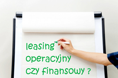 Osoba pisze markerem na flipcharcie pytanie: leasing operacyjny czy finansowy?