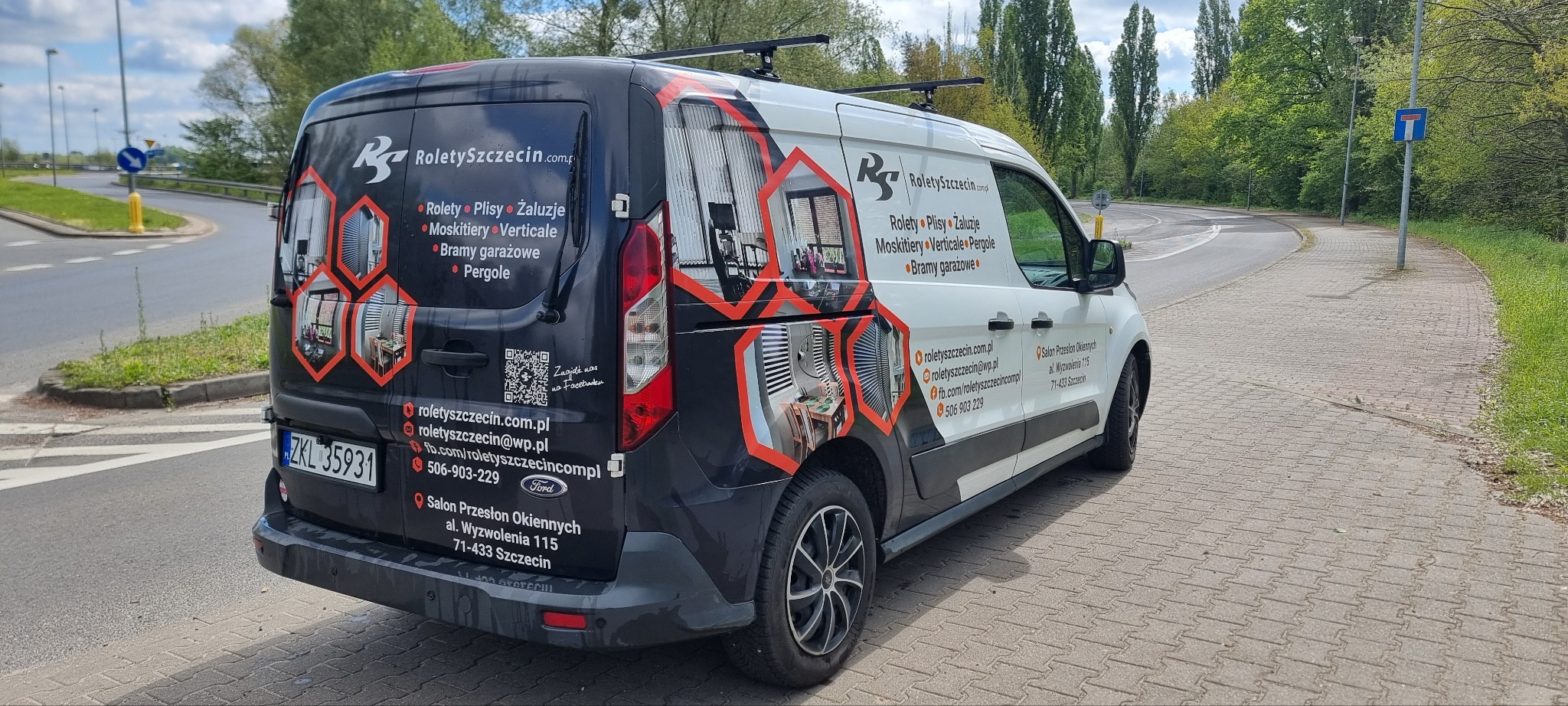 Samochód firmowy z reklamą rolet, plis, żaluzji, moskitier, bram garażowych i pergoli. Na karoserii dane kontaktowe i adres salonu w Szczecinie.