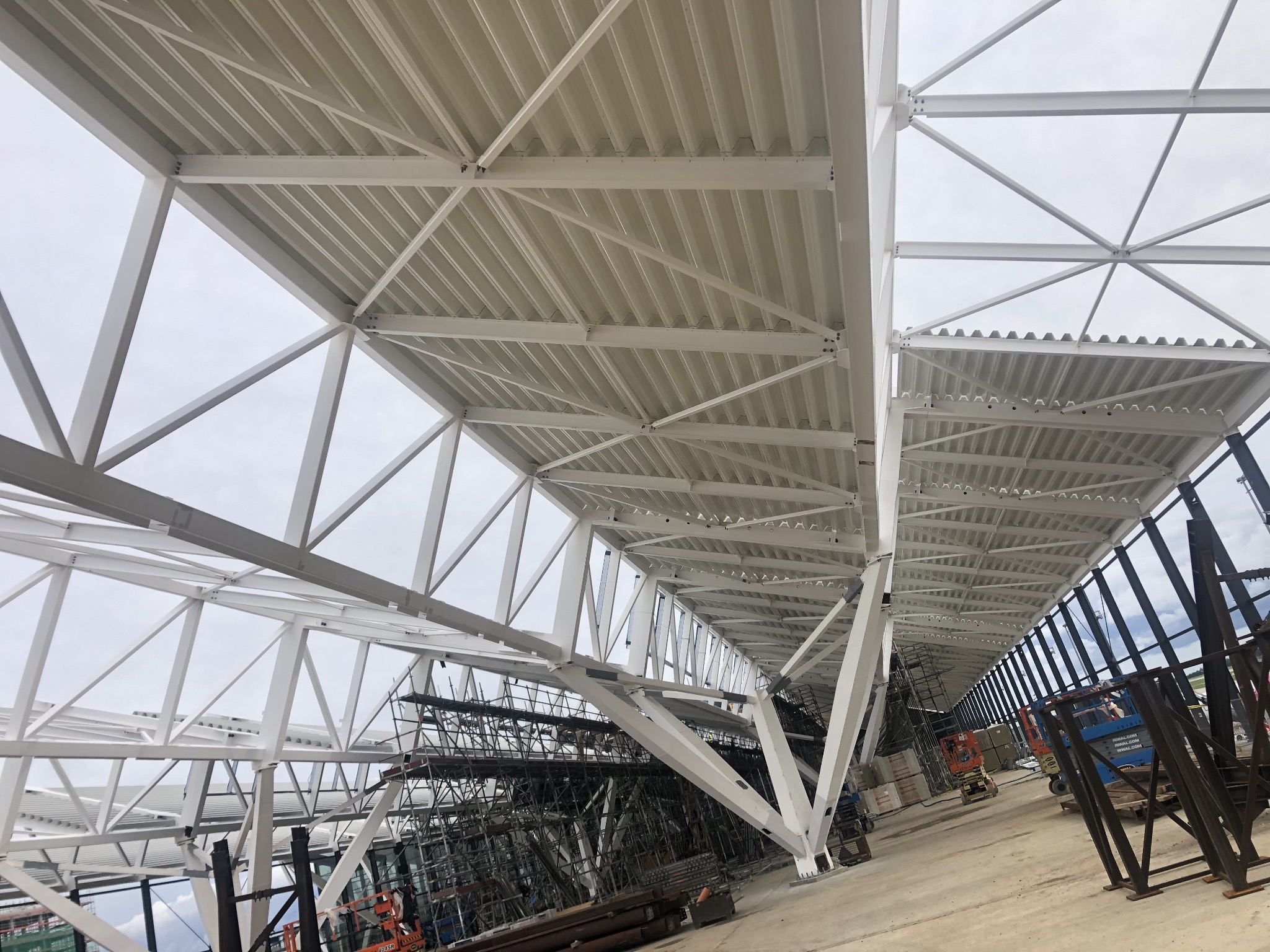 Port lotniczy Gdańsk - montaż blachy trapezowej