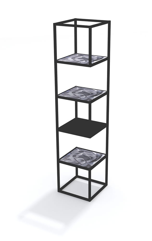 Wysoki, minimalistyczny regał z czarną ramą i półkami z wzorzystego szarego materiału oraz jednej czarnej półki, stojący na białym tle.