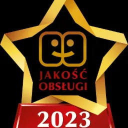 Złota gwiazda z napisem 'Jakość Obsługi' i rokiem 2023 na czerwonej podstawie, symbol nagrody.