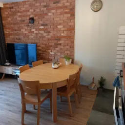 Panele ,malowanie plus cegła ozdobna .