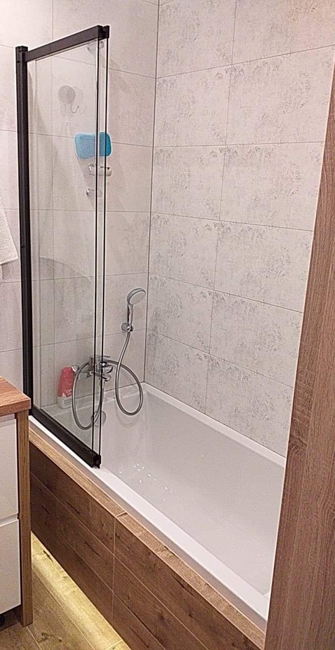 Biały montaż plus kafle .