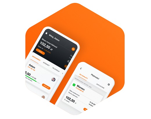 Dwa ekrany smartfonów prezentujące interfejs aplikacji mobilnej operatora telekomunikacyjnego z widocznymi danymi konta użytkownika, w tym faktury i płatności, na pomarańczowym tle.