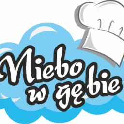 Grafika z napisem 'Niebo w gębie' na tle stylizowanych, błękitnych chmur oraz rysunku czapki kucharskiej.