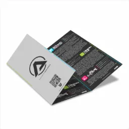 Rozłożona ulotka reklamowa firmy graficznej z logo i kodem QR, prezentująca ofertę edycji zdjęć i projektów graficznych.