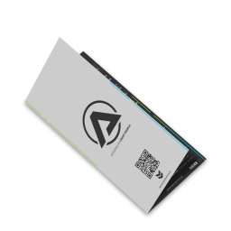 Studio graficzne ADVANCE - Minimalistyczna wizytówka firmy z czarnym logo w okręgu i kodem QR, nachylona pod kątem na białym tle.