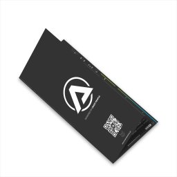 Studio graficzne ADVANCE - Minimalistyczna wizytówka w odcieniach szarości z białym logo i kodem QR, ułożona pod kątem na białym tle.