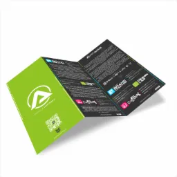 Rozłożona trójdzielna ulotka reklamowa firmy Advance Productions z zielonym panelem bocznym prezentującym logo i hasło 'Designed by Crazy People', a także kod QR i adres strony internetowej, na tle...