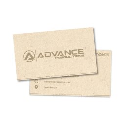 Studio graficzne ADVANCE - Dwie wizytówki z beżowego papieru, jedna lekko przesunięta, prezentują logo i dane kontaktowe firmy Advance Productions.