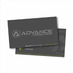 Dwie szare wizytówki z logo 'Advance Productions' i zielonym akcentem, ułożone warstwowo na białym tle, ukazujące adres i dane kontaktowe.