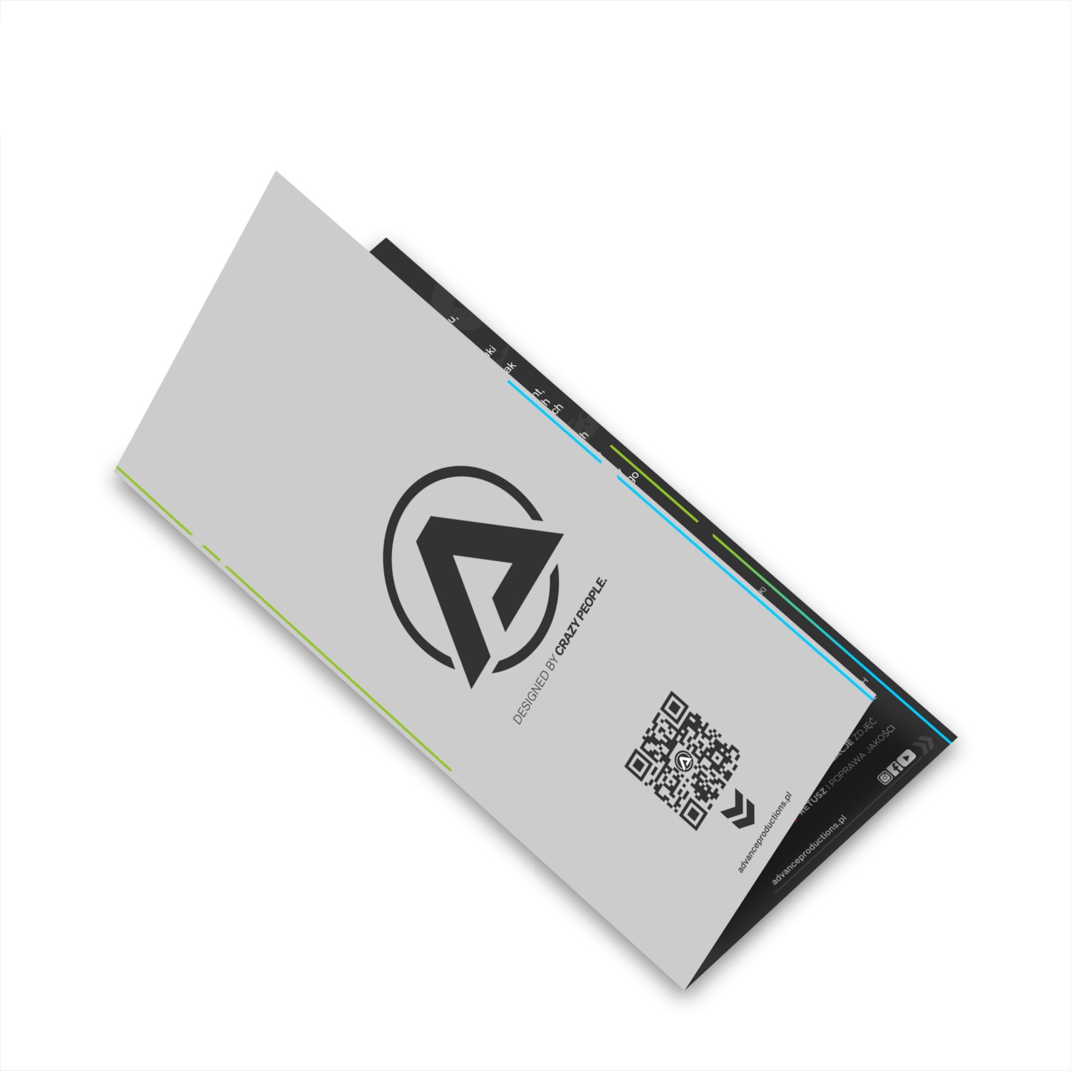 Minimalistyczna wizytówka firmy z czarnym logo w okręgu i kodem QR, nachylona pod kątem na białym tle.