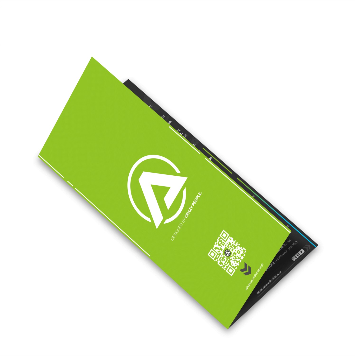 Zielona ulotka reklamowa z białym logo w okręgu, kodem QR i adresem strony internetowej, ułożona ukośnie na białym tle.