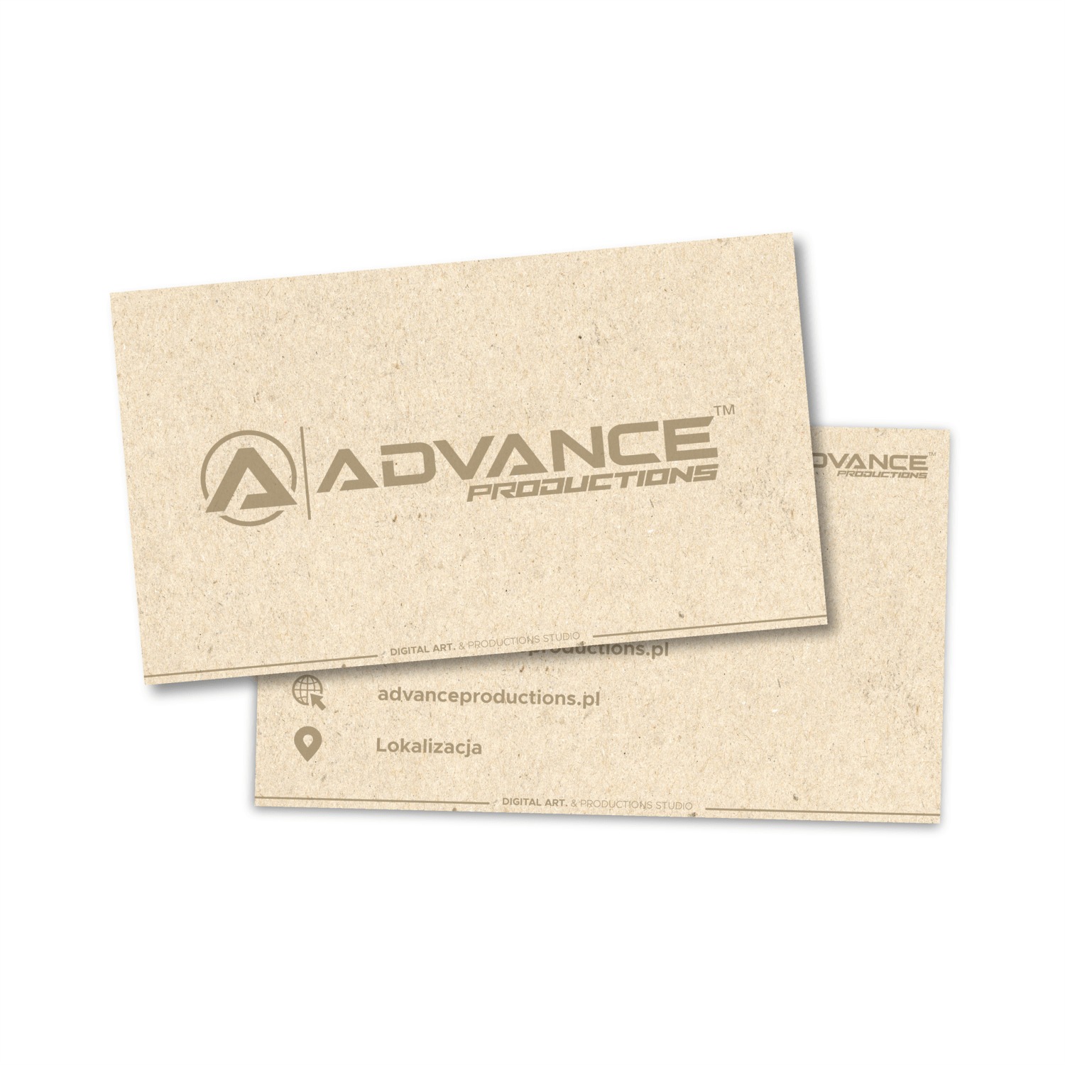 Dwie wizytówki z beżowego papieru, jedna lekko przesunięta, prezentują logo i dane kontaktowe firmy Advance Productions.