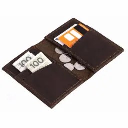 Otwarty, brązowy, skórzany portfel z dwiema stuzłotowymi banknotami, kilkoma monetami i pomarańczową kartą płatniczą na białym tle.