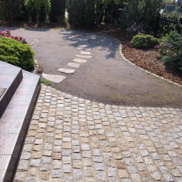 PACZO-SERVICE PAWEŁ PASZKOWSKI - Trawnik i scieżka z kameni do smietnika