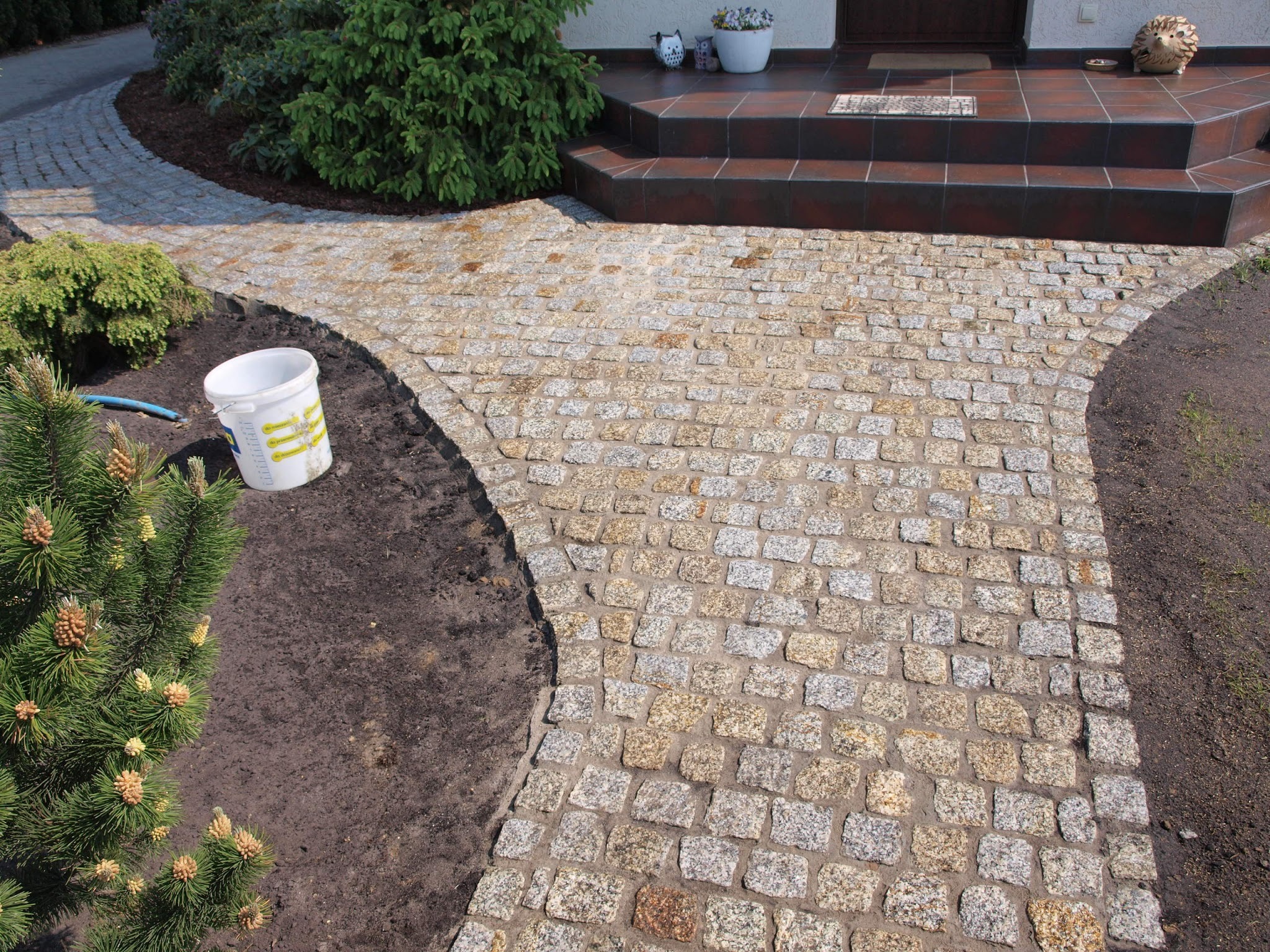 ścieżka z kostki granitowej 8/11 .podejscie do domu