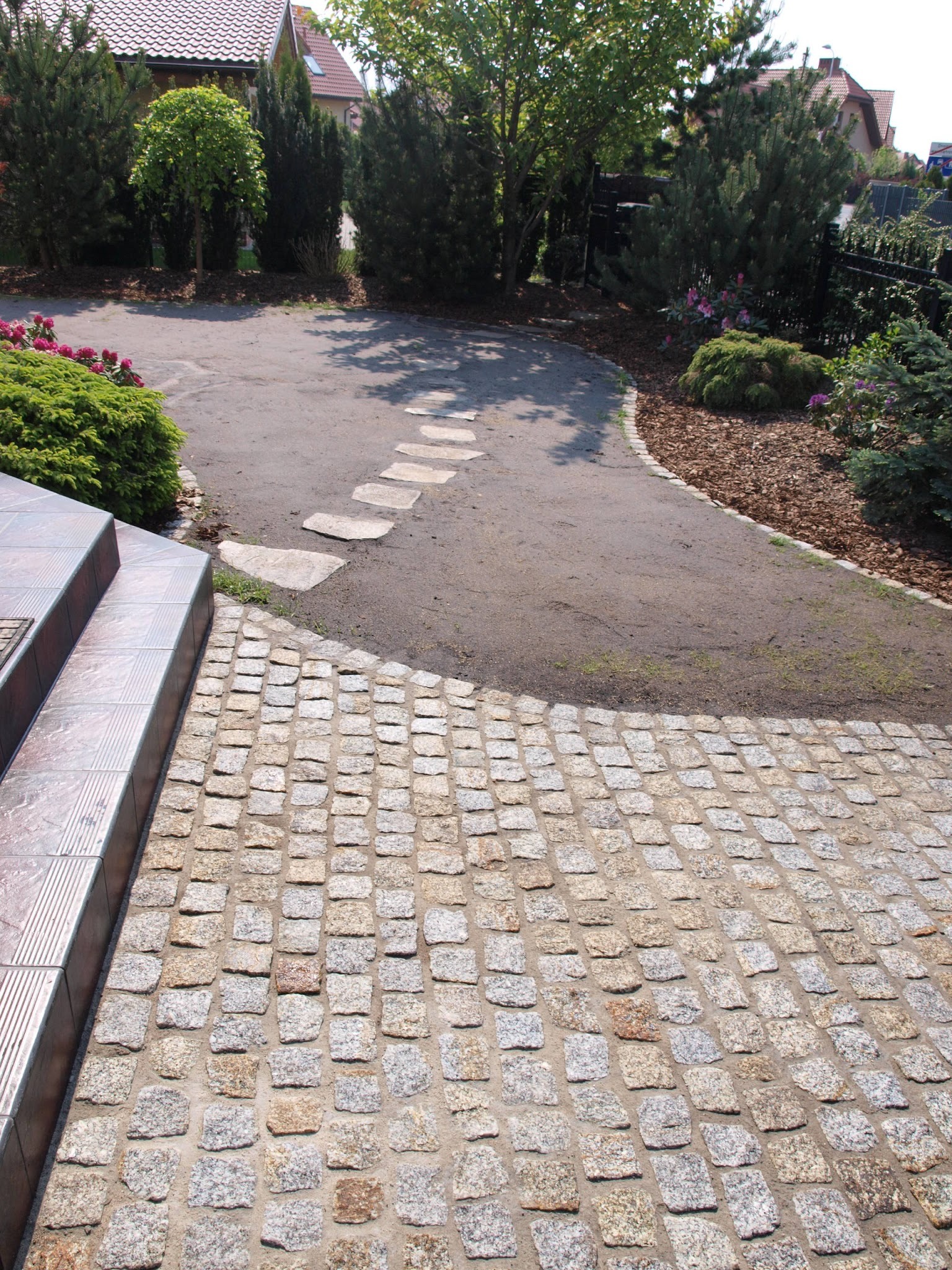 Trawnik i scieżka z kameni do smietnika