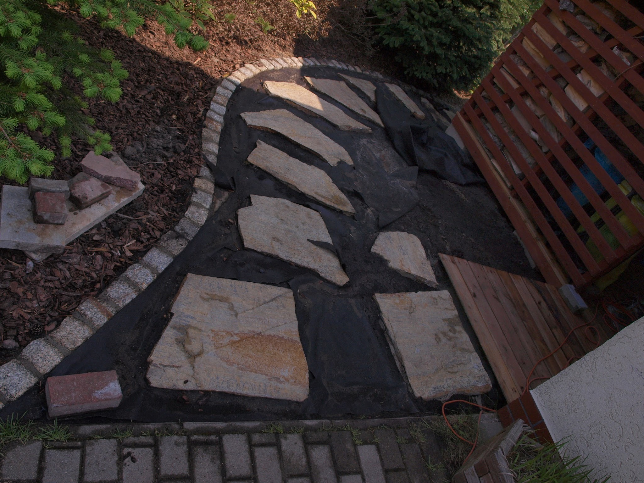 ścieżka z kamieni osadzonych na betonie - zejscie na ogróg