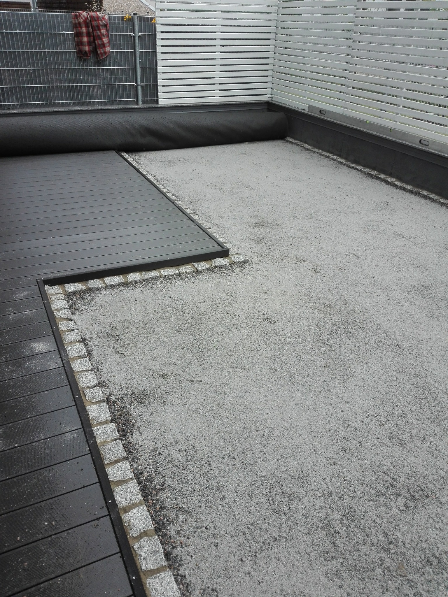 Przygotowanie podbudowy pod sztuczny trawnik z rolki