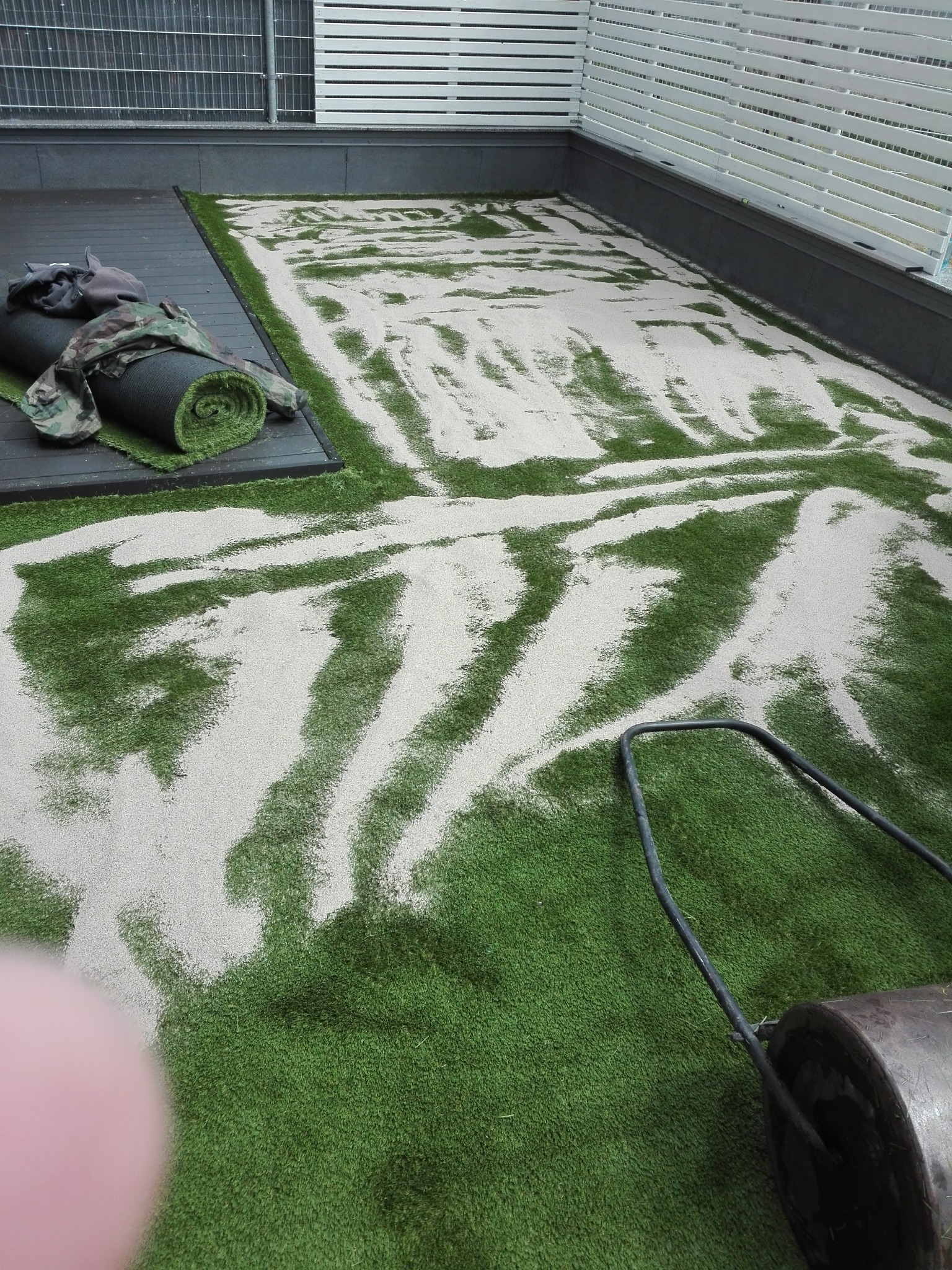 zasypanie sztucznego trawnika kwarcowym piaskiem