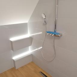 Furman- Bud - Biała łazienka na poddaszu z nowoczesną armaturą: bateria natryskowa z niebieskimi akcentami i deszczownicą. Ściany wyłożone białymi płytkami z podświetleniem LED w półkach.