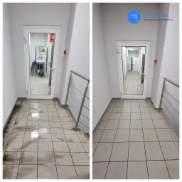 Porównanie stanu podłogi w korytarzu biurowym przed i po umyciu. Po lewej stronie widoczny brud i ślady po myciu, po prawej czysta, błyszcząca podłoga. W tle widoczne drzwi z wózkiem do sprzątania.