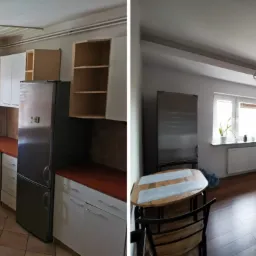 Porównanie kuchni przed i po remoncie: po lewej stronie stara kuchnia z brązowymi płytkami i drewnianym stołem, po prawej odnowiona kuchnia z drewnianą podłogą, nowoczesnym oświetleniem i nowymi...