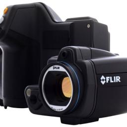 Kamera, którą wykonuję termowizję to FLIR T420 - charakteryzuje się wysoką czułością termiczną oraz ogromnym wachlarzem zastosowań. 