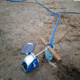 Pomiar zwierciadła wody podczas pompowania studni