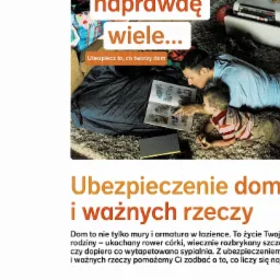 Ojciec z synem leżą na dywanie i oglądają książkę z obrazkami, na pierwszym planie napis 'Ubezpieczenie domu i ważnych rzeczy'.
