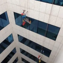 Mycie elewacji metodą alpinistyczną