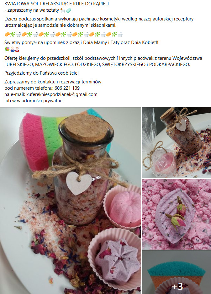 Kompozycja z naturalnych kosmetyków: słoik z solą do kąpieli z etykietą w kształcie serca, kolorowe gąbki i musujące kule do kąpieli w papilotkach, posypane suszonymi płatkami kwiatów.